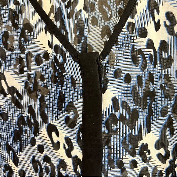 CABI Fatale Animal Print Chiffon #977 Blue Leopard Print Blouse - Size XL - Picture 10 of 14